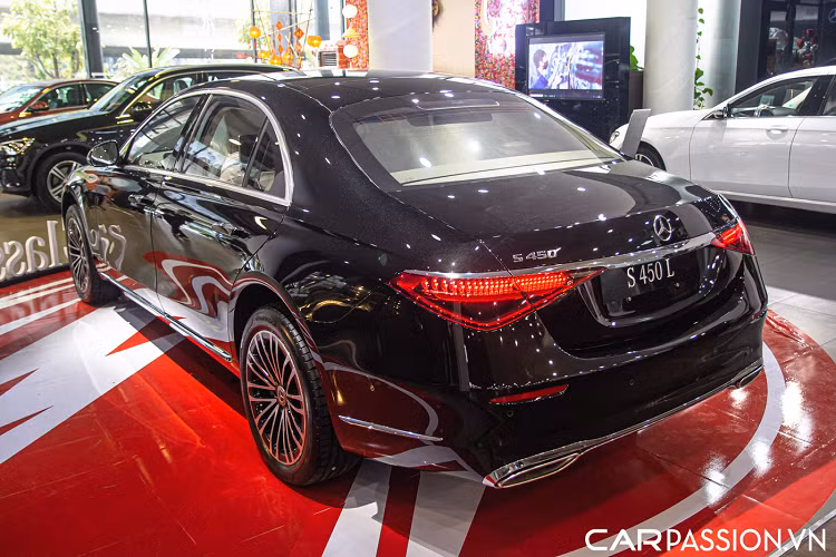 Có thể thấy, giống những người tiền nhiệm, S-Class thế hệ mới được thiết kế đồng nhất với phong cách thiết kế hiện hành của những mẫu xe khác đến từ Mercedes-Benz. Ngoài ra, xe được trang bị bộ mâm 10 chấu kép được Diamond Cut tinh xảo có kích thước 19 inch. Thương hiệu lắp đặt cho xe bộ lốp từ thương hiệu Hankook.