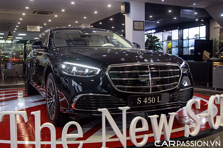 Một chiếc Mercedes-Benz S450 2022 mới hiện đang được trưng bày tại Showroom Mercedes-Benz Hà Nội để khách hàng có thể tham quan và trải nghiệm. Tuy nhiên, mẫu xe này hiện đã có chủ sở hữu và sẽ sớm được bàn giao. Là phiên bản S-Class hoàn toàn mới với sự “lột xác” ngoạn mục về ngoại thất lẫn nội thất, mẫu xe sedan hạng sang này đã sớm trở thành dòng xe được nhiều người dùng quan tâm và cân nhắc “tậu” về nhà.