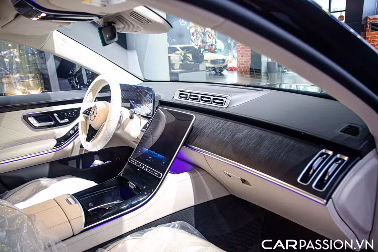 Ngoài ra, chiếc xe còn sở hữu một số điểm nhấn như phần tay nắm cửa đã được thiết kế chìm tối giản, tạo nên vẻ liền mạch cho phần thân xe, khi người cầm chìa khóa tới gần thì tay nắm cửa này sẽ tự động nổi lên. Trên phần trong gương cũng được trang bị những đường lướt gió nổi, giúp tăng tính khí động học khi xe vận hành và giúp hệ số cản đạt được ở mức 0,22, từ đó biến S-Class thế hệ mới trở thành một trong những mẫu xe có hiệu quả khí động học tốt nhất thế giới.