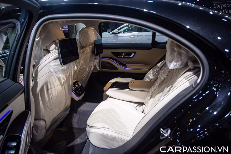 Trên cả S450 và S450 Luxury, hệ thống giải trí cao cấp MBUX High-end dành cho hàng ghế sau bao gồm hai màn hình cảm ứng 11,6 inch đặt sau lưng ghế trước. Trên S 450 Luxury, máy tính bảng MBUX được tích hợp trong tựa tay trung tâm và có thể tháo rời để sử dụng bên ngoài xe cũng như cài đặt các ứng dụng Android.