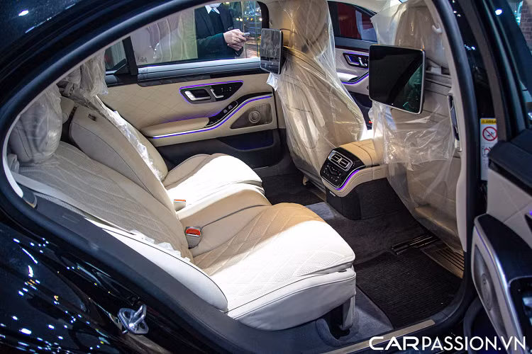 Tuy nhiên, điểm đáng chú ý nhất trên mẫu S-Class thế hệ mới chính là khoang nội thất được thiết kế tối giản với những trang bị hiện đại vượt bậc, đồng thời đem lại cảm giác sang trọng theo một phương hướng mới. Với những quan điểm trong thiết kế mới của Mercedes-Benz, thương hiệu hướng tới việc biến chiếc Sedan sang trọng bậc nhất của hãng trở thành một “nơi thứ ba” hay có thể nói là nơi mà chủ sở hữu có thể tận hưởng, nghỉ ngơi khi di chuyển giữa nhà và nơi làm việc.