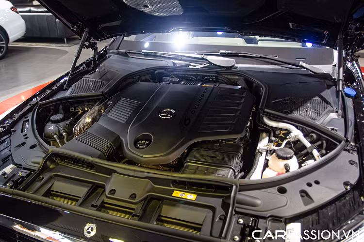 Bảng đồng hồ kỹ thuật số và màn hình giải trí trung tâm cũng là những chi tiết kiến tạo vào phong cách thẩm mỹ mới toàn diện của S-Class. Chủ nhân có thể cá nhân hóa giao diện của hai màn hình này với bốn phong cách khác nhau (Discreet, Sporty, Exclusive, Classic) và ba chế độ sử dụng (Navigation, Assistance, Service).