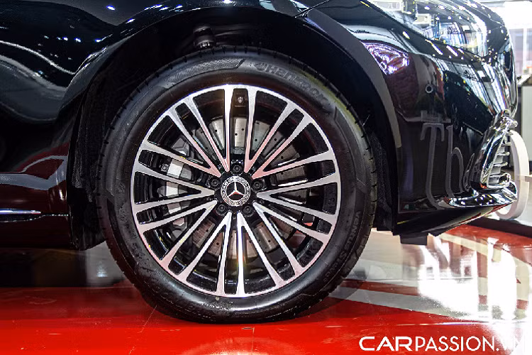 Về ngoại thất, mẫu xe S450 chỉ có một số điểm khác biệt so với dòng xe S 500 từng được đại lý tư nhân nhập khẩu về Việt Nam. Phần cản trước của xe được trang bị lưới tản nhiệt liền mạ chrome xung quanh cùng các nan lưới thẳng. Đây là trang bị cơ bản nếu xe không được lựa chọn gói nâng cấp ngoại thất AMG. Sau 3 thế hệ của S-Class được thiết kế với đèn hậu dạng tầng, S-Class mới này được thiết kế với đèn hậu nằm ngang được thiết kế góc cạnh đầy lạ mắt.