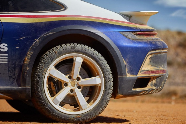 Phiên bản Dakar có thêm hai chế độ lái mới gồm Rally và Off-road. Chế độ Rally được thiết lập cho các bề mặt gồ ghề, không bằng phẳng và truyền phần lớn lực kéo tới trục sau. Còn khi kích hoạt chế độ Off-road High Level, khoảng sáng gầm xe sẽ có tăng thêm 30mm.