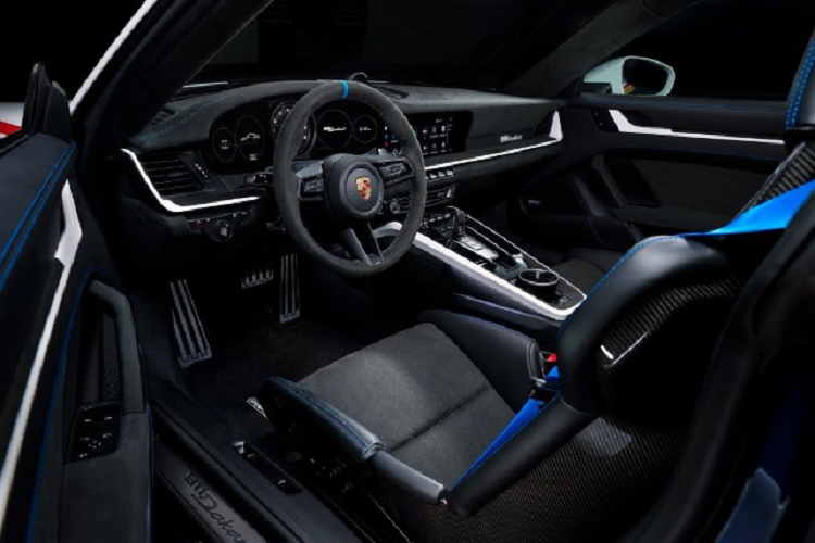 Nhờ đó mang lại cho mẫu xe này khoảng sáng gầm cũng như các góc vận hành địa hình không kém gì SUV phổ thông. Chế độ này sẽ tự động bị tắt khi xe vận hành quá 170km/h. Về nội thất, phía trong khoang cabin vẫn được trang bị đầy đủ mọi tiện ích. Tuy nhiên, xe được loại bỏ hoàn toàn hàng ghế sau để giảm trọng lượng và hàng trước sử dụng ghế thể thao.