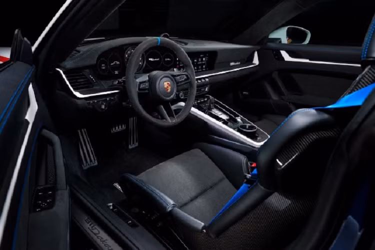 Nhờ đó mang lại cho mẫu xe này khoảng sáng gầm cũng như các góc vận hành địa hình không kém gì SUV phổ thông. Chế độ này sẽ tự động bị tắt khi xe vận hành quá 170km/h. Về nội thất, phía trong khoang cabin vẫn được trang bị đầy đủ mọi tiện ích. Tuy nhiên, xe được loại bỏ hoàn toàn hàng ghế sau để giảm trọng lượng và hàng trước sử dụng ghế thể thao.