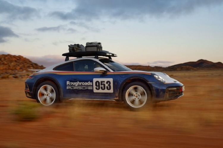 Với sức mạnh này, chiếc Porsche 911 Dakar có thể tăng tốc lên 100 km/h trong chỉ 3,4 giây và đạt tốc độ tối đa 240 km/h. Xe được trang bị tiêu chuẩn hệ thống đánh lái bốn bánh và chân đế động cơ đa dụng giúp giảm 7,3 kg khối lượng xe. Một số chi tiết khác cũng được sử dụng để giảm khối lượng xe gồm bộ cánh gió phía sau cố định thay vì có thể được kích hoạt nhiều chế độ, kính mỏng hơn,…