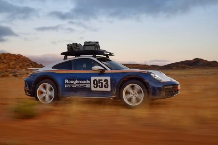 Với sức mạnh này, chiếc Porsche 911 Dakar có thể tăng tốc lên 100 km/h trong chỉ 3,4 giây và đạt tốc độ tối đa 240 km/h. Xe được trang bị tiêu chuẩn hệ thống đánh lái bốn bánh và chân đế động cơ đa dụng giúp giảm 7,3 kg khối lượng xe. Một số chi tiết khác cũng được sử dụng để giảm khối lượng xe gồm bộ cánh gió phía sau cố định thay vì có thể được kích hoạt nhiều chế độ, kính mỏng hơn,…