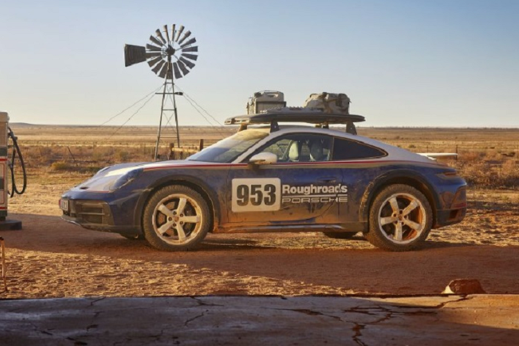 Nóc của 911 Dakar có ổ cắm điện 12 volt cung cấp năng lượng cho các bộ đèn trong baga mui tùy chọn (bạn có thể thấy trên chiếc xe màu xám trong ảnh trên). Giá đỡ này có tải trọng 42kg, chứa các vật dụng cần thiết cho địa hình như xẻng, ván chống trượt, bình nhiên liệu và nước, v.v... Các thanh ray dọc 2 bên nóc xe đơn giản hơn cũng là tùy chọn có sẵn cho 911 Dakar.