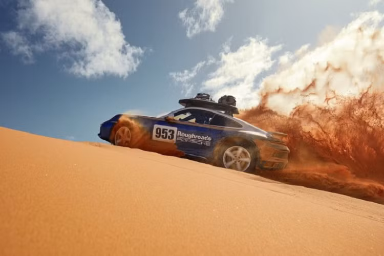 Cung cấp sức mạnh cho 911 Dakar là động cơ boxer dung tích 3.0 lít tăng áp kép quen thuộc của dòng 911 (992). Động cơ này được đặt cấu hình của 911 GTS với sức mạnh 473 mã lực và 570 Nm mô-men xoắn. Sức mạnh này được truyền đến bánh xe thông qua hộp số PDK 8 cấp và hệ dẫn động AWD.