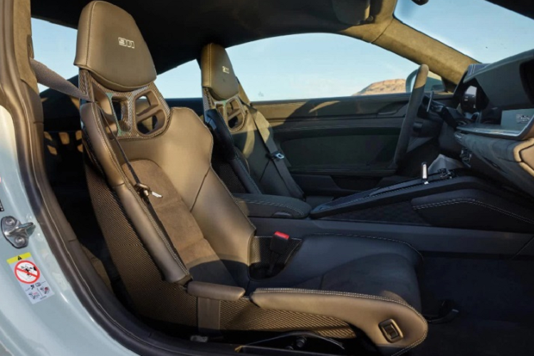 Phần ghế ngồi được bọc da trơn kết hợp chất liệu Race-tex. Ngoài ra, một số trang bị như màn hình giải trí trung tâm kích thước 10,9 inch, đồng hồ sau tay lái kết hợp giữa cơ học và màn điện tử, dàn âm thanh Bose, điều hòa 2 vùng tự động,... vẫn được tích hợp trên chiếc siêu xe này.