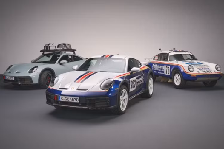 Siêu xe Porsche 911 Dakar sở hữu ngoại hình hầm hố và đậm chất off-road với ngoại thất 2 tông màu đặc trưng Trắng/Xanh Enzian Blue Metallic cùng bộ tem đua đỏ/vàng ánh kim. Xe có phần cản trước và sau được lấy cảm hứng từ 911 Turbo S nhưng đã được tinh chỉnh lại, bổ sung thêm ốp gầm cũng như vòm bánh xe làm bằng kim loại.