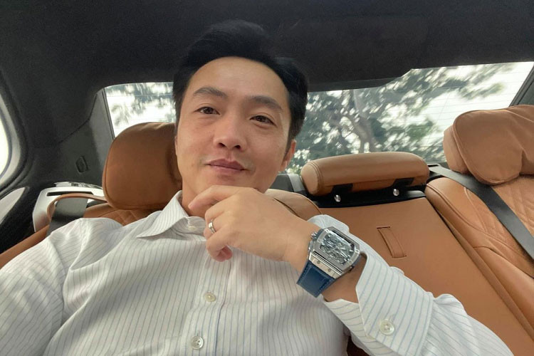 Chiếc xe sang BMW 740Li Pure Excellence 2020 này có ngoại thất màu đen và nội thất màu da bò, xe sử dụng đèn pha LED đẹp mắt, cụm đèn hậu trải dài và bộ mâm 20 inch mạ crôm đi kèm lốp run-flat.