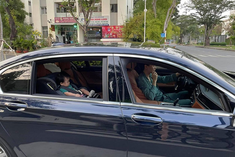 Bên trong nội thất, mẫu sedan cao cấp nhất của BMW đang bán tại Việt Nam đi kèm gói nâng cấp nội thất Pure Excellence. Xe có thêm các chi tiết như trần xe bọc da Alcantara, ghế bọc da Nappa, ốp gỗ thượng hạng Fineline, cần số và các núm xoay điều khiển phủ gốm ceramic.