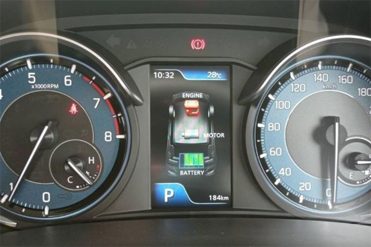 Một thông tin khác về xe Suzuki Ertiga Hybrid 2023 sắp ra mắt Việt Nam chính là màu sắc cũng được tiết lộ, các nhân viên đại lý chào khách 6 màu là trắng, đỏ, đen, xám, bạc và xanh rêu nhưng đáng tiếc trang bị cụ thể ở nội thất và hộp số xe không được tiết lộ.