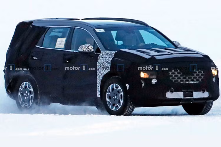 Chẳng những thua kém Kia Sorento, Hyundai SantaFe hiện tại còn bán ít hơn cả Palisade (64.791 xe) dù giá rẻ hơn. Nhiều khả năng Hyundai SantaFe thế hệ mới sẽ chính thức trình làng vào nửa cuối năm sau.