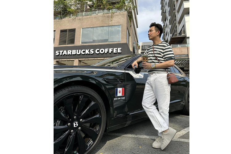 Blackline Specification là 1 gói thêm đen được hãng xe Bentley đưa ra cho các khách hàng không thích ngoại hình xe quá lấp lánh với các chi tiết crôm sáng bóng từ lưới tản nhiệt, hốc gió, viền đèn pha, đèn hậu, các thanh nẹp, viền cửa cho đến bộ mâm của xe.