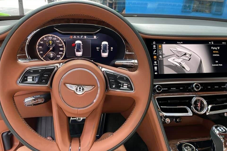 Chiếc xe siêu sang Bentley Flying Spur thế hệ thứ 3 mới được Minh Nhựa cho trang điểm thêm gói Blackline Specification vẫn được trang bị động cơ xăng V8, tăng áp kép, dung tích 4.0 lít, sản sinh ra công suất tối đa 542 mã lực và mô-men xoắn cực đại 770 Nm, đi kèm hộp số tự động ly hợp kép ZF 8 cấp.