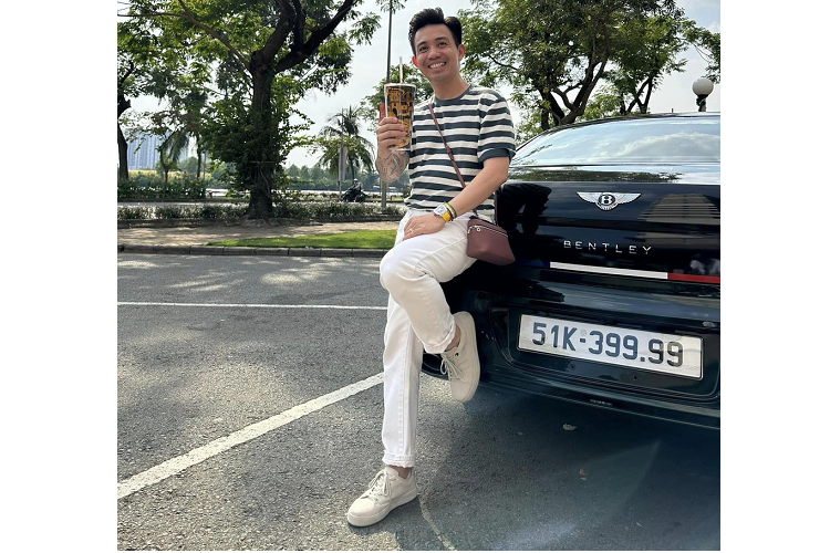 Ngoài việc thêm vào gói Blackline Specification cho xe Bentley Flying Spur V8, Minh Nhựa còn thể hiện chất chơi xe riêng của mình bằng việc đính thêm logo của công ty gia đình ở ngay sau bánh xe trước và 3 màu xanh dương, trắng và đỏ kéo dài đuôi xe cũng là điểm nhấn trên bộ áo xanh rêu cùng các chi tiết mạ crôm ban đầu đã chuyển sang màu đen.