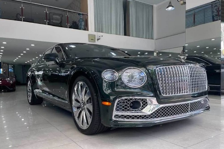 Xe có thể dễ dàng tăng tốc từ vị trí xuất phát lên 100 km/h chỉ trong thời gian chỉ 4,1 giây trước khi đạt vận tốc tối đa 318 km/h. Ngoài ra, xe còn có gói Bentley Dynamic Ride cho phép chiếc xe có khả năng đánh lái 4 bánh. Mức giá xe Bentley Flying Spur V8 tại Việt Nam hiện không dưới 20 tỷ đồng, đặc biệt là chiếc xe còn đeo biển "tứ quý 9".