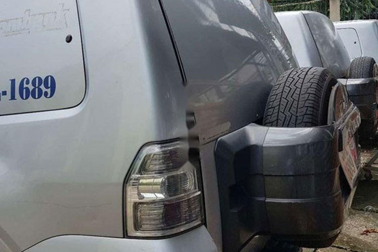 Hơn nữa, Mitsubishi Pajero V93 còn có độ bền vượt trội nên được các ngân hàng ưu tiên sử dụng. Xe nhập khẩu từ Nhật Bản. Các trang bị thiên về thẩm mỹ và tiện nghi trở nên “xa xỉ” với mẫu xe này. Ngoại hình sử dụng mâm sắt.