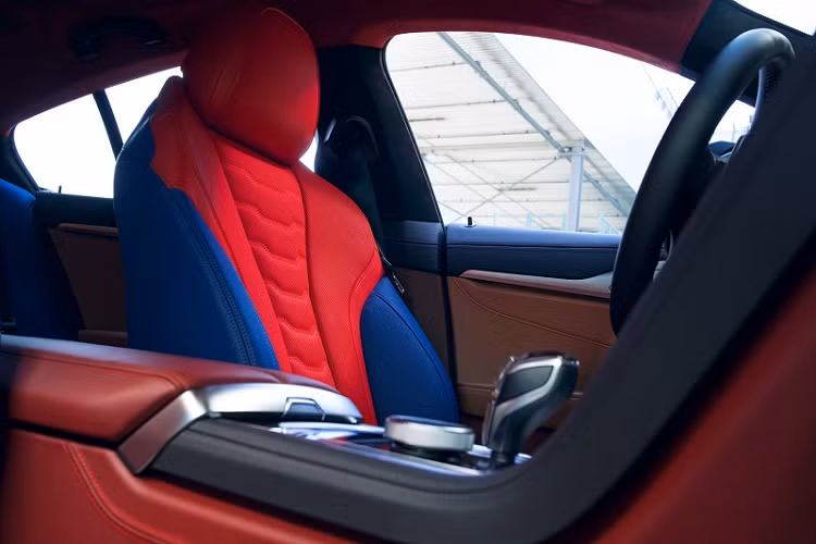 Bên trong khoang lái của BMW 8 X JEFF KOONS đặc biệt này tiếp tục là chủ đề màu sắc rực rỡ tương tự nhưng với hai gam màu đỏ và xanh lam.