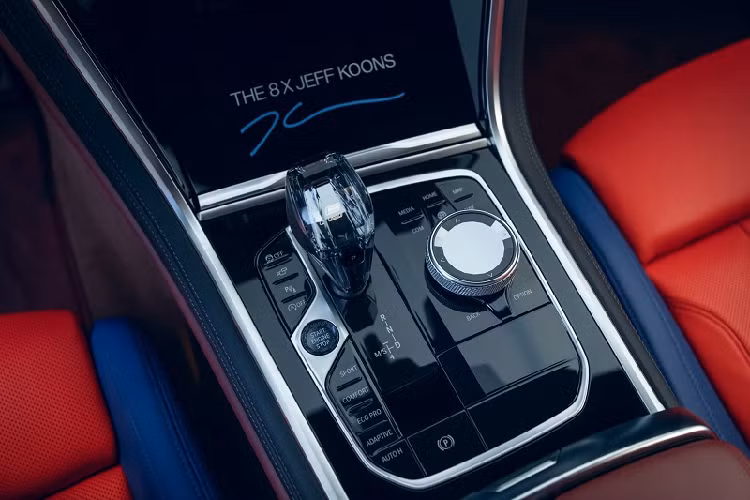 Mỗi chiếc xe đều sẽ đi kèm với một chứng chỉ xác thực chứa mã số nhận dạng xe (VIN) độc nhất, đồng thời được ký bởi chính nghệ sĩ Jeff Koons và Chủ tịch kiêm Giám đốc điều hành BMW Oliver Zipse.