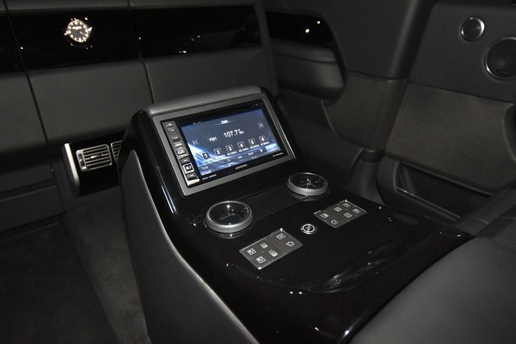 Với số đo khủng như trên, không gian nội thất của Range Rover Autobiography XXL Limousine chắc chắn thuộc hàng siêu rộng rãi với 4 ghế ngồi. Trong đó có 2 ghế chính kiểu thương gia và 2 ghế phụ đối diện, khi không cần thiết có thể bấm nút để gấp gọn vào.