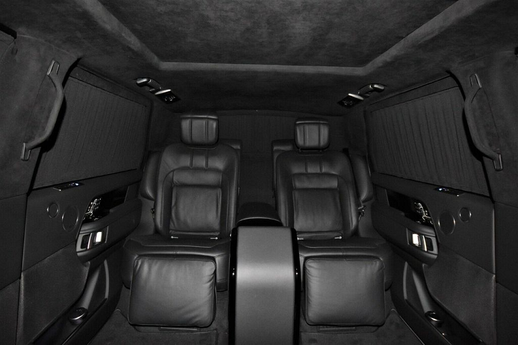 Điều này có nghĩa là chiều dài của chiếc Range Rover Autobiography XXL Limousine tương đương chiếc xe siêu sang Maybach 62S và dài hơn cả Rolls-Royce Phantom VIII EWB (5,98 m). Còn chiều dài cơ sở của xe thì gần bằng chiều dài chiếc Toyota Vios.