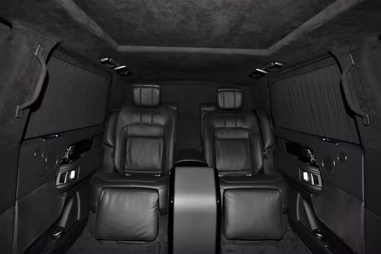 Điều này có nghĩa là chiều dài của chiếc Range Rover Autobiography XXL Limousine tương đương chiếc xe siêu sang Maybach 62S và dài hơn cả Rolls-Royce Phantom VIII EWB (5,98 m). Còn chiều dài cơ sở của xe thì gần bằng chiều dài chiếc Toyota Vios.