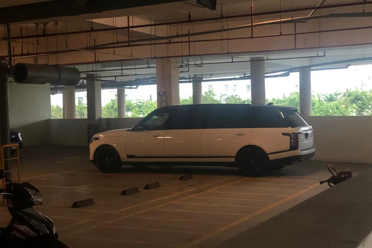 Chiếc Range Rover Autobiography bản XXL Limousine mới bị bắt gặp có ngoại thất sơn màu trắng tinh tế – màu sơn vốn được ưa chuộng trên mẫu SUV này tại Việt Nam. So với hàng trăm chiếc Range Rover Autobiography đang có mặt tại Việt Nam, bản độ của Klassen tạo “dấu ấn” với chiều dài siêu khủng.