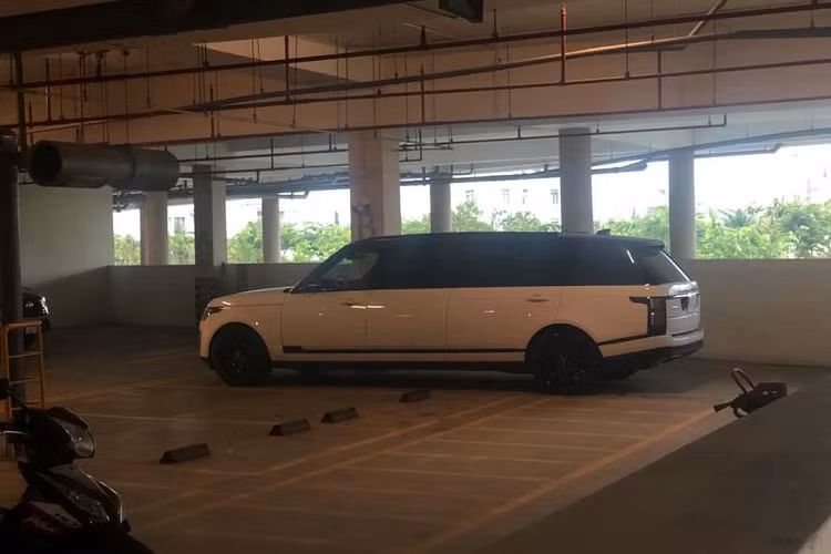 Chiếc Range Rover Autobiography bản XXL Limousine mới bị bắt gặp có ngoại thất sơn màu trắng tinh tế – màu sơn vốn được ưa chuộng trên mẫu SUV này tại Việt Nam. So với hàng trăm chiếc Range Rover Autobiography đang có mặt tại Việt Nam, bản độ của Klassen tạo “dấu ấn” với chiều dài siêu khủng.