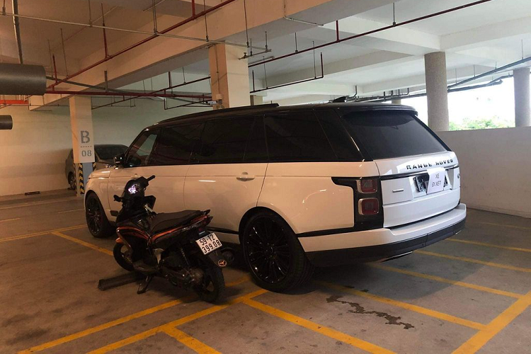 Danh mục sản phẩm của họ còn có nhiều thương hiệu hạng sang khác như Lexus, Bentley, Rolls-Royce... và cả chiếc Range Rover Autobiography hạng sang này cũng được biến thành xe limousine này nữa.