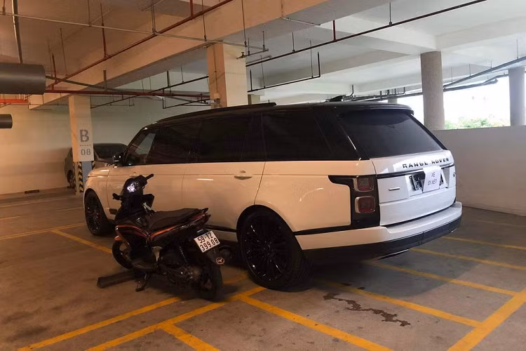 Danh mục sản phẩm của họ còn có nhiều thương hiệu hạng sang khác như Lexus, Bentley, Rolls-Royce... và cả chiếc Range Rover Autobiography hạng sang này cũng được biến thành xe limousine này nữa.