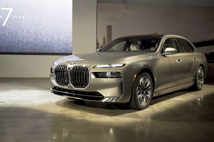 Kết hợp với công nghệ mild hybrid, cho công suất tối đa 282 mã lực và mô-men xoắn cực đại 650 Nm. Tại thị trường Mỹ, giá xe BMW 7-Series 2023 hiện có mức bán ra khởi điểm từ 93.300 USD cho bản 740i và 113.600 USD cho bản 760i xDrive.