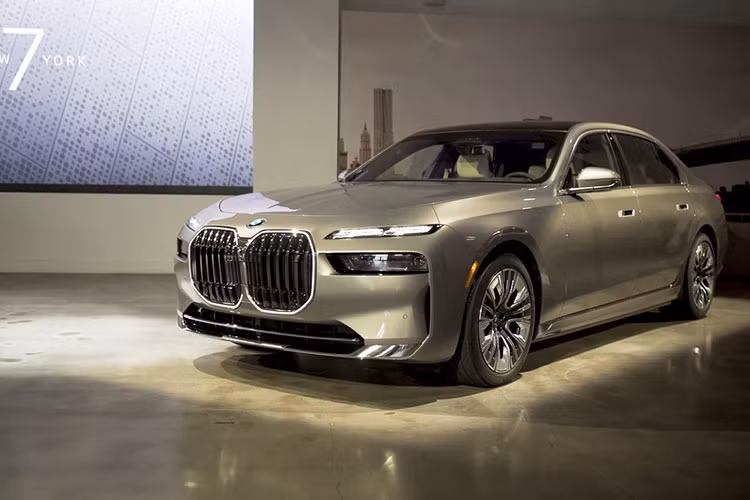 Kết hợp với công nghệ mild hybrid, cho công suất tối đa 282 mã lực và mô-men xoắn cực đại 650 Nm. Tại thị trường Mỹ, giá xe BMW 7-Series 2023 hiện có mức bán ra khởi điểm từ 93.300 USD cho bản 740i và 113.600 USD cho bản 760i xDrive.