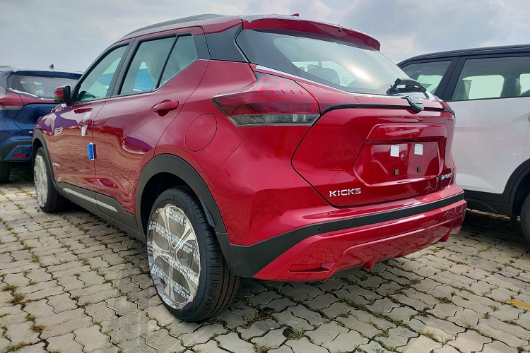 Nếu giá bán Nissan Kicks 2023 tại Việt Nam đúng như phía đại lý đưa ra thì xe sẽ đắt hơn một số đối thủ trong cùng phân khúc SUV hạng B như Kia Seltos (639 - 759 triệu đồng), Hyundai Creta (620 - 730 triệu đồng) hay MG ZS (519 - 619 triệu đồng). Nissan Kicks 2023 chỉ rẻ hơn Honda HR-V (826 - 871 triệu đồng) và Toyota Corolla Cross (730 - 920 triệu đồng).