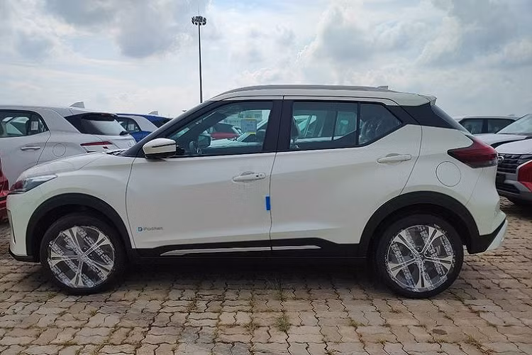 Pin 1,57 kWh nằm dưới gầm xe. Khối động cơ này đi kèm hộp số CVT. Nissan Kicks 2023 thuộc phân khúc SUV cỡ B, cạnh tranh với Toyota Corolla Cross, Kia Seltos, Honda HR-V và Hyundai Creta.