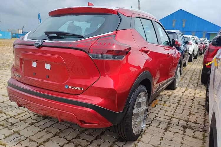 Theo thông tin mới nhất, mẫu SUV hạng B này tại Việt Nam sẽ có 2 phiên bản là tiêu chuẩn và cao cấp. Giá xe Nissan Kicks 2023 ở bản tiêu chuẩn sẽ là 780 triệu đồng và bản cao cấp là 850 triệu đồng.