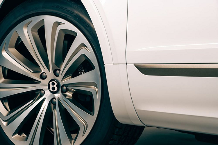 “Chất riêng” của phiên bản Odyssean được thể hiện rõ nét hơn khi bước vào bên trong khoang nội thất. Theo Bentley, Bentayga Odyssean là mẫu xe đầu tiên của dòng sản phẩm này có khu vực cabin phối 3 tone màu, gồm các chất liệu da mềm, len và gỗ.