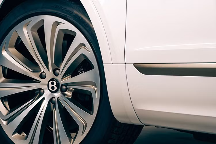 “Chất riêng” của phiên bản Odyssean được thể hiện rõ nét hơn khi bước vào bên trong khoang nội thất. Theo Bentley, Bentayga Odyssean là mẫu xe đầu tiên của dòng sản phẩm này có khu vực cabin phối 3 tone màu, gồm các chất liệu da mềm, len và gỗ.