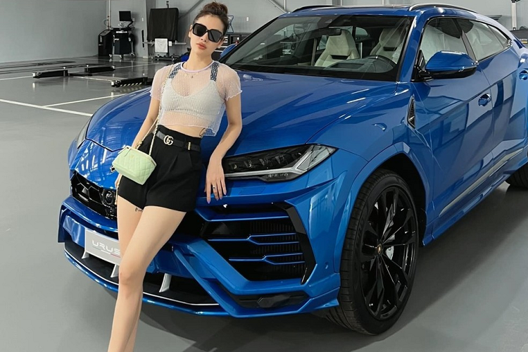 Trước đó, đơn vị đang phân phối Lamborghini tại Việt Nam chia sẻ mức giá khởi điểm dành cho xe Urus chính hãng chỉ từ 13,1 tỷ đồng, bằng với giá bán xe Mercedes-AMG G63 nhập ngoài nhưng rẻ hơn các xe Urus của thị trường ngoài đang chào bán không dưới 20 tỷ đồng. Mức giá trên khiến không ít khách hàng dè chừng, không rõ có được nhận xe hay chờ vài tháng, thậm chí là 1 năm rồi bị thông báo không có xe để giao.