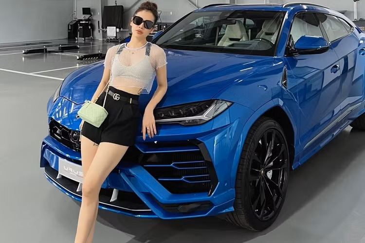 Trước đó, đơn vị đang phân phối Lamborghini tại Việt Nam chia sẻ mức giá khởi điểm dành cho xe Urus chính hãng chỉ từ 13,1 tỷ đồng, bằng với giá bán xe Mercedes-AMG G63 nhập ngoài nhưng rẻ hơn các xe Urus của thị trường ngoài đang chào bán không dưới 20 tỷ đồng. Mức giá trên khiến không ít khách hàng dè chừng, không rõ có được nhận xe hay chờ vài tháng, thậm chí là 1 năm rồi bị thông báo không có xe để giao.