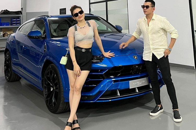 Gần đây, giới mê xe trong nước khá chú ý trước thông tin về việc một chiếc siêu SUV Lamborghini Urus chính hãng màu xanh Blu Eleos đã được Lamborghini Việt Nam mang về nước để phục vụ khách hàng cần xe trưng bày trước khi có ý định xuống cọc, lựa chọn các option mình thích.