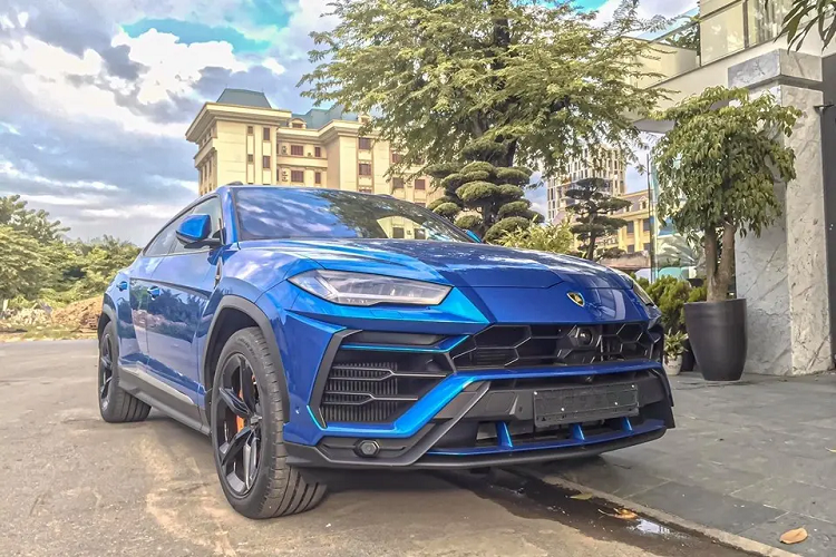 Số lượng xe Lamborghini Urus tại Việt Nam có thể đã đạt trên 20 xe nhưng chỉ khoảng 5 chiếc được nhập chính hãng, do đơn vị phân phối Làmborghini cũ mang về nước. Hy vọng với mức giá tốt sẽ giúp cho phong trào chơi xe Urus cũng như các mẫu xe Lamborghini chính hãng khác tại Việt Nam sẽ phát triển mạnh trong thời gian tới.