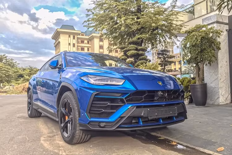 Số lượng xe Lamborghini Urus tại Việt Nam có thể đã đạt trên 20 xe nhưng chỉ khoảng 5 chiếc được nhập chính hãng, do đơn vị phân phối Làmborghini cũ mang về nước. Hy vọng với mức giá tốt sẽ giúp cho phong trào chơi xe Urus cũng như các mẫu xe Lamborghini chính hãng khác tại Việt Nam sẽ phát triển mạnh trong thời gian tới.