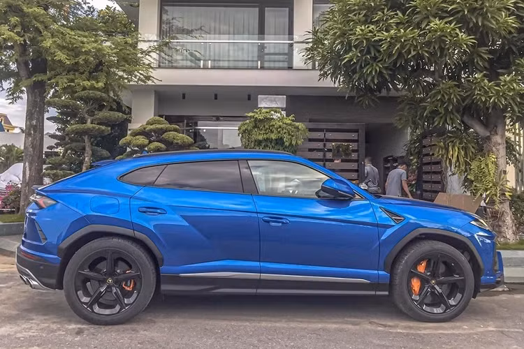 Động cơ kết hợp cùng hộp số tự động 8 cấp và hệ dẫn động 4 bánh, nhờ đó giúp Lamborghini Urus có thể tăng tốc từ vị trí xuất phát lên 100 km/h trong 3,6 giây. Xe có vận tốc tối đa 305 km/h. Siêu SUV Lamborghini Urus có đến 6 chế độ lái khác nhau bao gồm Strada (đường phố), Sport (thể thao) và Corsa (đường đua), Sabbia (đường cát), Terra (việt dã) và Neve (tuyết) được điều khiển thông qua núm mang tên gọi Anima.