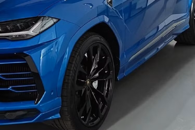 Với những thông tin không mấy đẹp, nhà phân phối Lamborghini Việt Nam đã nhập chiếc xe Urus màu xanh Blu Eleos về nước cho khách xem nhưng chưa rõ lô hàng xe Urus dành cho các đại gia Việt đặt mua khi nào mới cập bến.