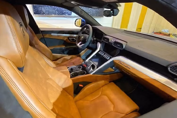 Dòng xe Lamborghini Urus được ra mắt chỉ mới 4 năm nhưng liên tục tạo ra những kỷ lục về doanh số bán hàng đáng ngưỡng mộ. Hiện đã có trên 20.000 chiếc xe Lamborghini Urus được bán ra và xe mang số thứ tự đặc biệt trên có màu sơn tím Viola Mithras của một khách hàng ở Azerbaijan, quốc gia nằm tại khu vực Tây Á và thuộc vùng Kavkaz của lục địa Á-Âu.