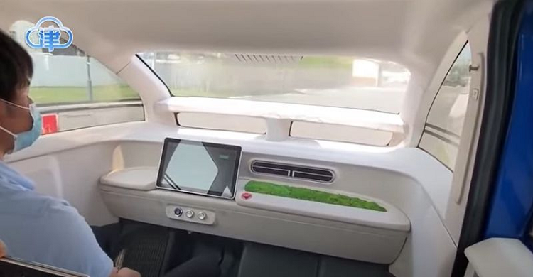 Tianjin không phải là mẫu EV năng lượng mặt trời đầu tiên trên thế giới. Vào tháng 3/2010, BYD đã cho ra mắt một biến thể của F3DM với các tấm pin mặt trời gắn trên mái nhà, nhưng với mức giá cao hơn 20.000 NDT (khoảng 69 triệu đồng) so với phiên bản tiêu chuẩn.